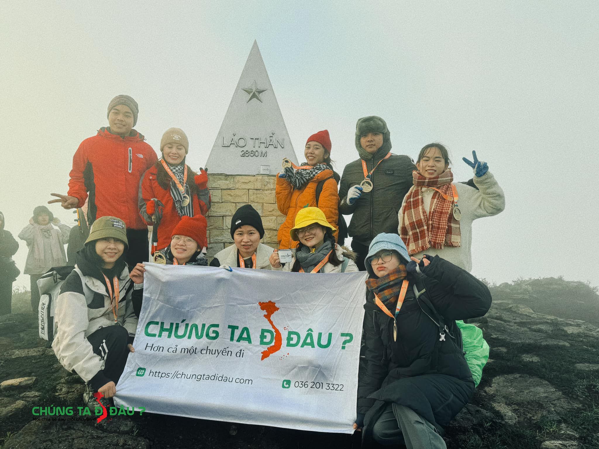 Cả đoàn chụp ảnh kỷ niệm trên chóp đỉnh Lảo Thẩn 2860m